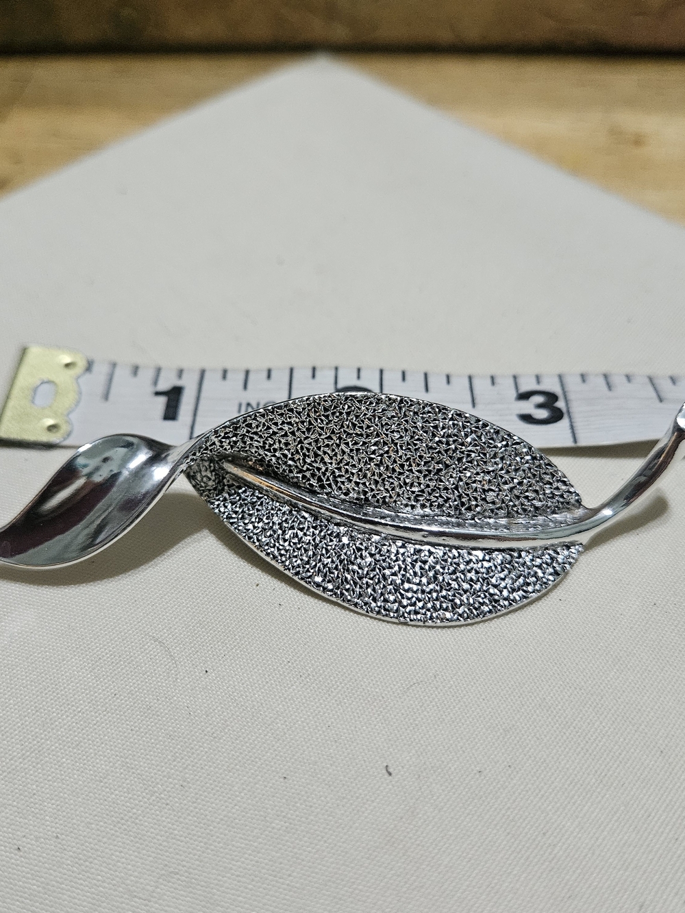 Silver Leaf-Design Brooch Pin - Women Jewelry